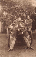 CPA Photo De Militaires Accoudé à Un Canon Sur Une Charette - Soldats En Groupe - Fotografie