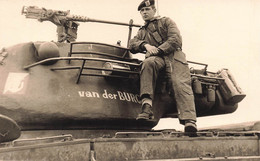 CPA Photo D'un Soldat Accoudé à Un Char - Canon - Arme - Militaires En Uniforme - Photographie