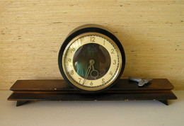 Vintage 1965 VESNA Russian Table Mechanical Wind Up Clock With Key - Horloges