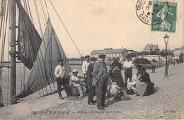 14-TROUVILLE-PÊCHEURS PREPARANT LEURS LIGNES - Trouville