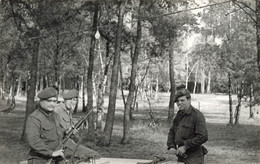 CPA Photo D'hommes Avec Fusil Bérets Et Cigarette - Preparation Des Armes Dans Les Bois - Militaria - Fusil D'assault - Photographie