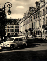 Automobile RENAULT 4cv Renault * Place Des Vosges , Paris 3ème & 4ème * Auto Voiture - Toerisme