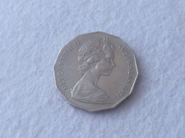 Vintage !  One Pc. Of 1971 AUSTRALIA Queen Elizabeth II QE II - Fifty (50) Cents Coin (#168A) - Otros & Sin Clasificación