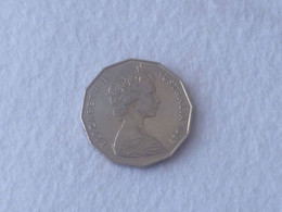 Vintage !  One Pc. Of 1982 AUSTRALIA Queen Elizabeth II QE II - Fifty (50) Cents Coin (#168C) - Autres & Non Classés