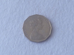 Vintage !  One Pc. Of 1982 AUSTRALIA Queen Elizabeth II QE II - Fifty (50) Cents Coin (#168D) - Otros & Sin Clasificación