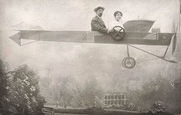 CPA Photo D'un Couple Dans Un Décor D' Avion - - Photographie