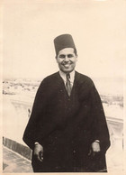 Photo D'un Homme Souriant Avec Cravate Et Chapeau Turc - 13x18cm - Sport