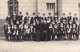 CPA - Photographie - Ecole - Pensionnat Religieux - Photo De Classe En Uniforme - Groupes D'enfants & Familles