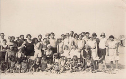 CPA - Photographie - Groupe D'hommes, Femmes Et Enfants à La Plage - Fotografie