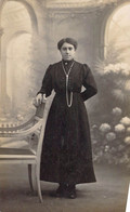 CPA - Photographie - Femme Souriante En Robe Noire - Meuble Ancien - Mode - Photographie