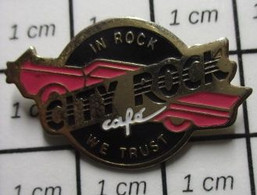 612a Pin's Pins / Beau Et Rare / MUSIQUE / CITY ROCK CAFE IN ROCK WE TRUST VOITURE AMERICAINE - Musique