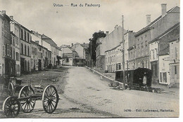 2371PR/ Belgique-België CP-PK Virton Rue Du Faubourg Animée Wagon De Tram Charette Voyagée 1908 - Virton
