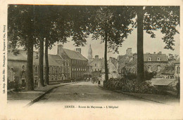 Ernée * Route De Mayenne Et L'hôpital * Villageois - Ernee