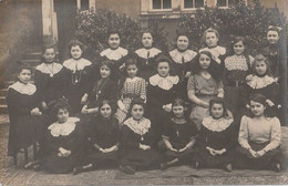 ANGERS. - Carte Photo RARE D'un Groupe De Jeunes Filles. Correspondance De Leur Professeur Au Verso - Angers