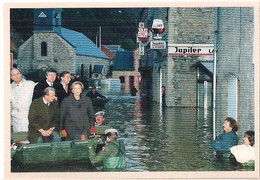 BELGIQUE - LE ROI ET LA REINE RENDENT VISITE AUX SINISTRÉS LORS DE INONDATIONS ET HAUTE-MEUSE, LE 30 JANVIER 1995. - Floods
