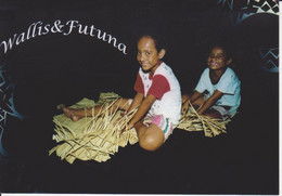 OCEANIE - WALLIS ET FUTUNA -  ENFANTS AU TRESSAGE DE NATTES - FUTUNA - Wallis-Et-Futuna