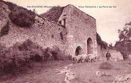 53 - Ste Suzanne - Vieux Remparts - La Porte De Fer (animée Moutons Edit Bassuel 1910) - Sainte Suzanne
