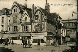 Auxerre * La Place De L'hôtel De Ville Et Vieilles Maisons * Commerces Magasins - Auxerre