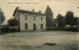 Coulanges Sur Yonne * La Place De La Gare * Ligne Chemin De Fer - Coulanges Sur Yonne