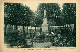 Sergines * Vue Sur Le Monument Aux Morts Du Village - Sergines