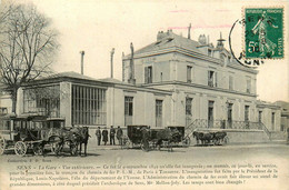 Sens * La Place De La Gare * Attelage Diligence * Ligne Chemin De Fer De L'yonne - Sens