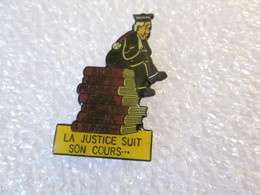 PIN'S    LA JUSTICE SIUT SON COURS.......... - Administrations
