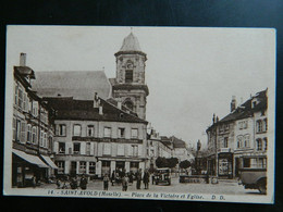 Delcampe - SAINT AVOLD                          PLACE DE LA VICTOIRE ET EGLISE - Saint-Avold