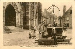 Locronan * Place De L'église * Le Vieux Puits Et Le Porche * Coiffe - Locronan