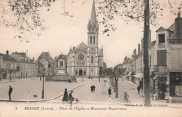 45 Briare CPA Place De L' église Et Monument Bapterosses , Vélo Cycliste - Briare