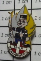 2222 Pin's Pins / Beau Et Rare / JEUX OLYMPIQUES / ALBERTVILLE 92 GENDARME MARMOTTE SKIEUR FLAMME JAUNE ET GRISE - Jeux Olympiques