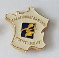 * Pin's  Carte  De  France, Ville, Sport  Pétanque  CHAMPIONNAT  DU  MONDE  à  MONTPELLIER  1997  ( 34 ) - Boule/Pétanque