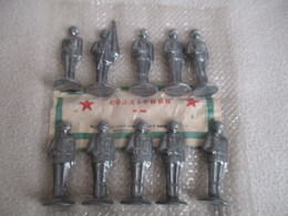 10 SOLDATS SOVIETIQUES EN METAL HAUTEUR 6 CM DANS EMBALLAGE D ORIGINE ANNEES 1980 - Soldados De Plomo