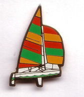 X71 Pin's  BATEAU Voilier Catamaran Voile Verte Rouge Jaune Achat Immédiat - Sailing, Yachting