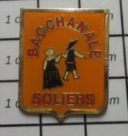 910D  Pin's Pins / Beau Et Rare / THEME : ASSOCIATIONS / GROUPE FOLKLORIQUE LA BACCHANALE DE SOLIERS CALVADOS - Associations