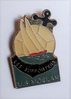 L129 Pin's Voilier Football Ancre Marine Les Supporters US MOELAN SUR MER Finistère Achat Immédiat - Vela