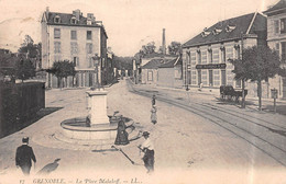 GRENOBLE (Isère) - La Place Malakoff - Fontaine, Voie Ferrée Du Tramway - Précurseur Voyagé - Grenoble