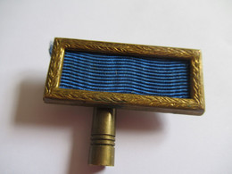 Barrette De Décoration (à Déterminer)/sur Encadrement Bronze/ + Petite Quille De Libération /après 1945   BAR125 - Altri & Non Classificati