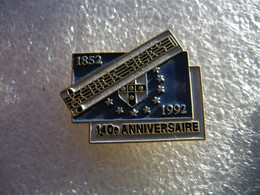 Pin's Du 140eme Anniversaire De La Société Nationale Des Orphéonistes Crick-Sicks, Choeur D'hommes Choristes - Musique