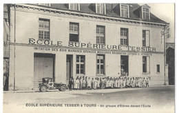 37   ECOLE  SUPERIEURE  TESSIER  A  TOURS  UN  GROUPE  D' ELEVES  DEVANT  L' ECOLE - Tours