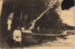PC MISSIONARIES CHURCH STUDENTS BOATING IN A HOLLOWED TREE UGANDA (a28623) - Uganda