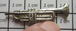 1415A  Pin's Pins / Beau Et Rare / MUSIQUE / BELLE ET FINE TROMPETTE METAL BLANC - Musique