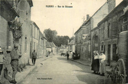 Pleurs * La Rue De Sézanne * Villageois - Autres & Non Classés