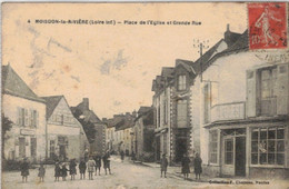 MOISDON LA RIVIERE  PLACE DE L'EGLISE ET GRANDE RUE   ""CARTE EN L'ETAT  TRACE DE PLI SUR UN ANGLE  "" - Moisdon La Riviere