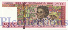 MADAGASCAR 25000 FRANCS 1998 PICK 82 AU+ PREFIX "A" - Madagascar