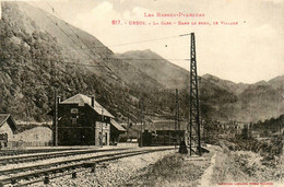 Urdos * La Gare Et Dans Le Fond , Le Village * Ligne Chemin De Fer - Autres & Non Classés