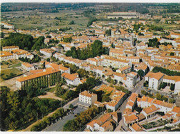 42-MONTBRISSON (Loire) -Vue Aérienne- COMBIER Imprim.MACON 3.99.78.0283 Grand Bâtiment-église-voitures-(42 147) - Montbrison