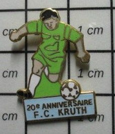 1415b PINS PIN'S / Beau Et Rare : SPORTS / 20e ANNIVERSAIRE CLUB FOOTBALL FC KRUTH DE FROMAGE  Le Dribble Est Hésitant ! - Football