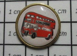 1415b Pin's Pins / Beau Et Rare / TRANSPORTS / AUTOBUS URBAIN A IMPERIALE LONDRES LONDON LIGNE 10 WHSMITH - Transports