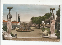 04 Basses Alpes Manosque Un Joli Coin Du Jardin Public Statues Femmes Porteuses Lampes 1955 - Manosque