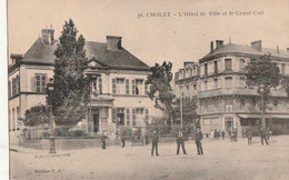 CHOLET. - L'Hôtel De Ville Et Le Grand Café - Cholet